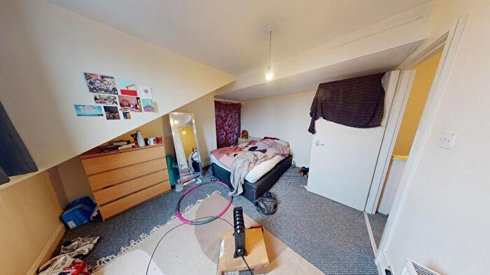 2 Bedroom Property To Rent In Bankfield Terrace, Burley, Leeds, LS4