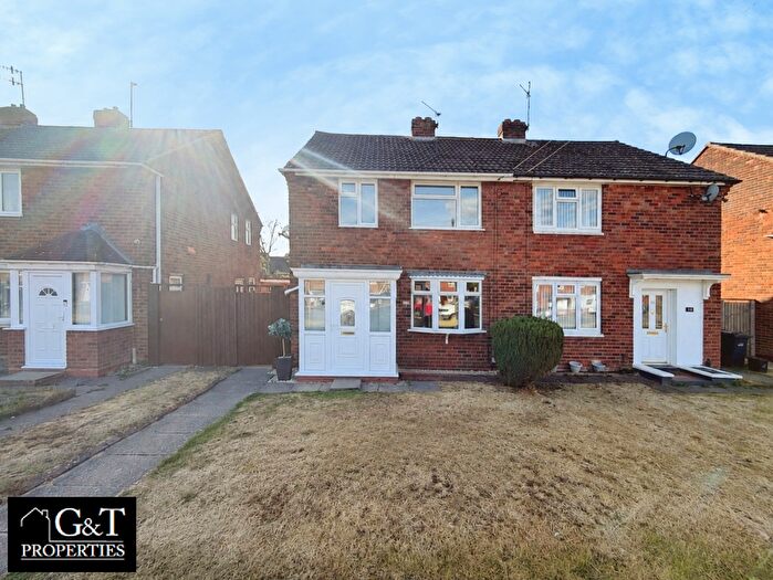 3 Bedroom Semi-Detached House For Sale In Dingle Road, Kingswinford, DY6