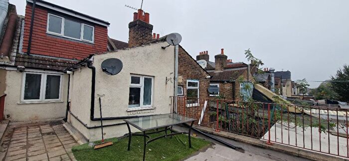 2 Bedroom Flat To Rent In Percival Road, Enfield, EN1