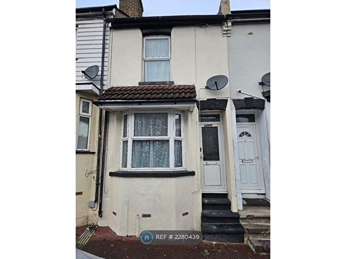 3 Bedroom Terraced House To Rent In Castle Road, Chatham, ME4