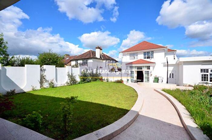 4 Bedroom Property For Sale In Highland Avenue, Ealing, Greater London, W7
