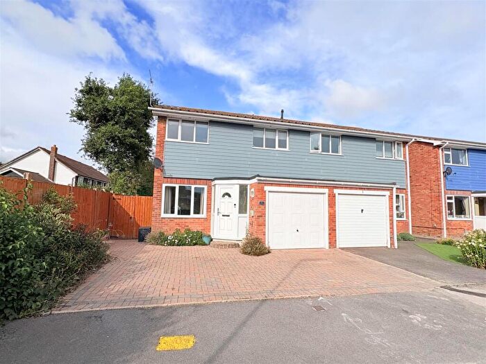 3 Bedroom Semi-Detached House For Sale In Andrew Place, Fareham, PO14