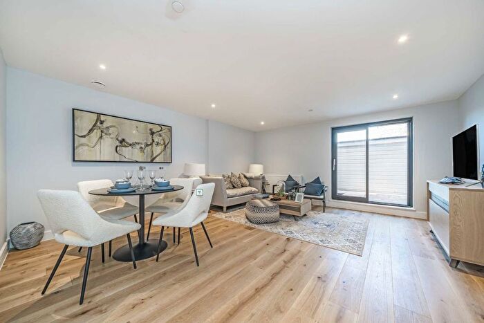 2 Bedroom Flat For Sale In Kingston Road, Wimbledon, SW20