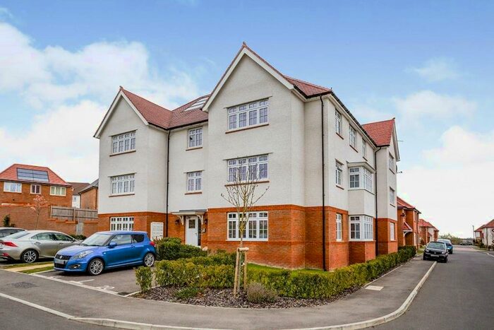 2 Bedroom Flat To Rent In Frost Close, Swanscombe, Kent, DA10