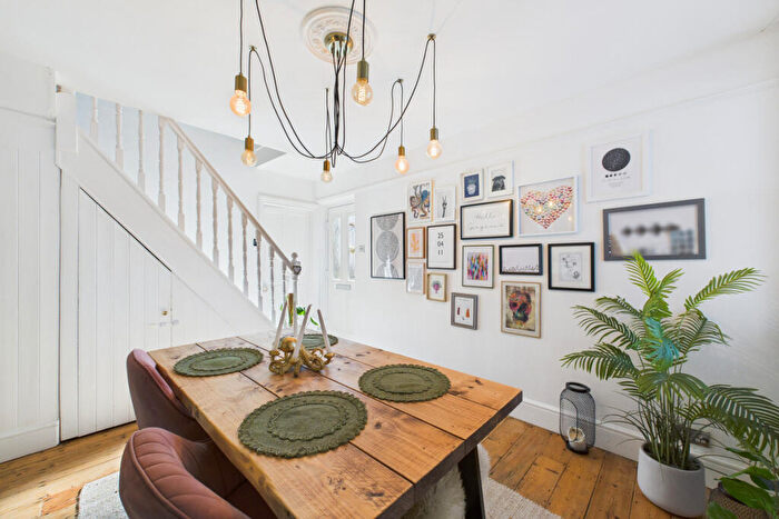 2 Bedroom Cottage For Sale In Crescent Road, Hemel Hempstead, HP2