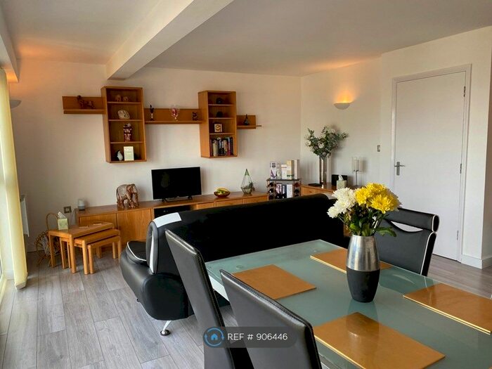 2 Bedroom Flat To Rent In The Vista Building, Woolwich, SE18