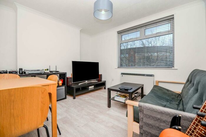 2 Bedroom Flat To Rent In Consulate House, Canute Road, Southampton, Hampshire, SO14