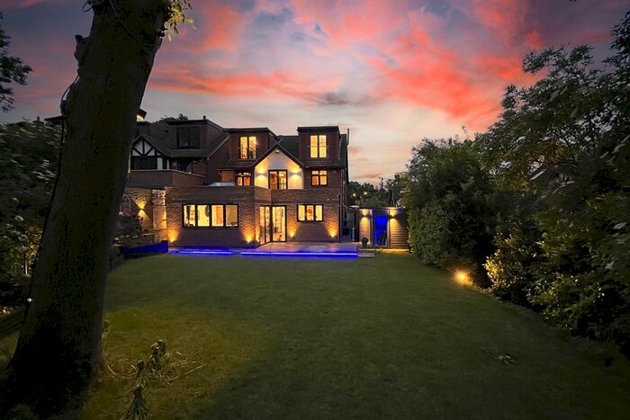6 Bedroom Detached House To Rent In Hollies Close, London, SW16