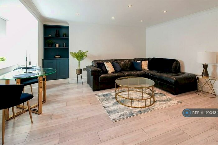 2 Bedroom Flat To Rent In Fairhope Court, Salford, M6