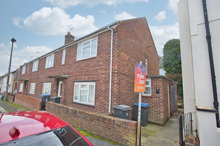 2 Bedroom Flat For Sale In Dickson Road, Dover, Kent, CT17
