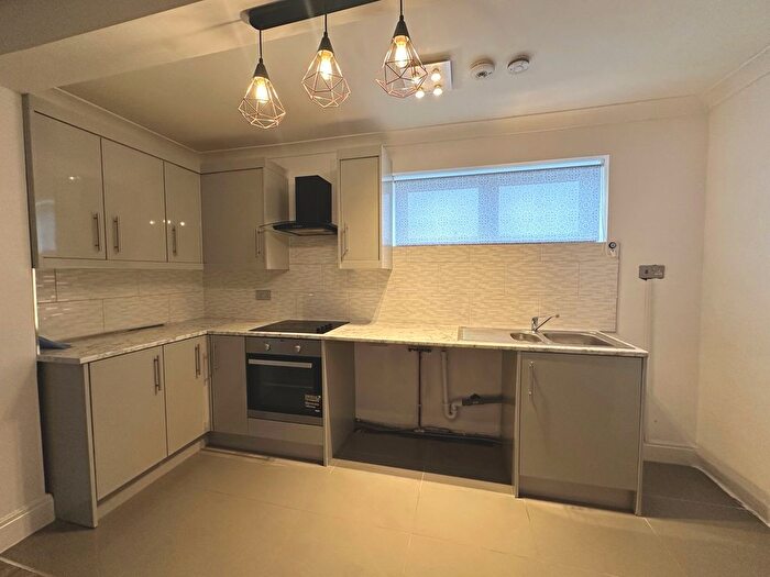 3 Bedroom Flat To Rent In Shopping Precinct, Pontefract, WF7