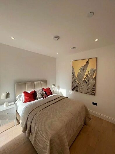 3 Bedroom Flat To Rent In High Road, Leyton, E10