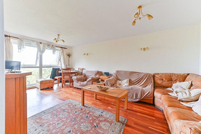 2 Bedroom Flat To Rent In Beaulah Hill, Upper Norwood, London, SE19