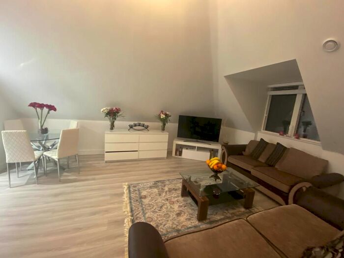 2 Bedroom Flat To Rent In Bunns Lane, London, NW7