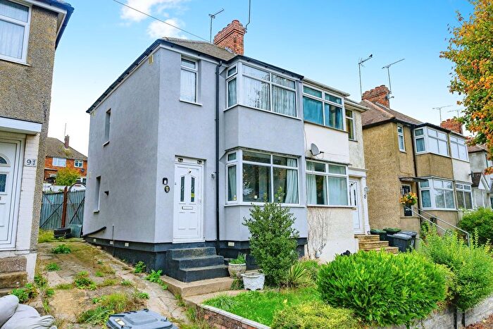 2 Bedroom Semi-detached House For Sale In Third Avenue, Luton, Bedfordshire, LU3