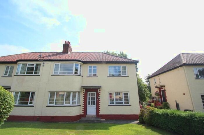 2 Bedroom Flat To Rent In Otterburn Gardens, Leeds, LS16