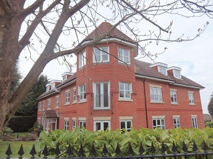 2 Bedroom Flat To Rent In The Avenue, Tadworth, KT20