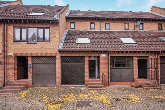 2 Bedroom Terraced House To Rent In Leerdam Drive, Isle Of Dogs, E14