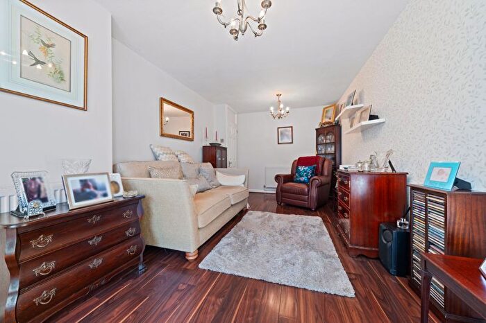 2 Bedroom Bungalow For Sale In Southwood Close, Worcester Park, KT4