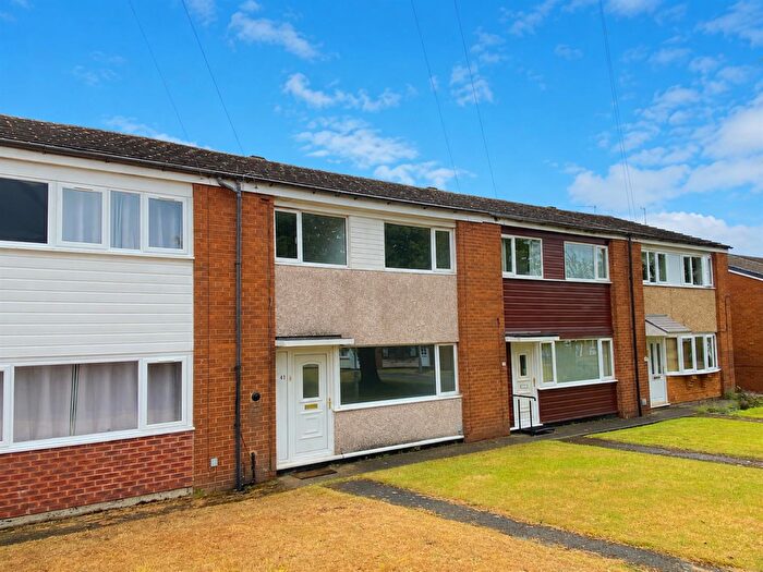 3 Bedroom Terraced House To Rent In St Margarets Way, Acton, LL12