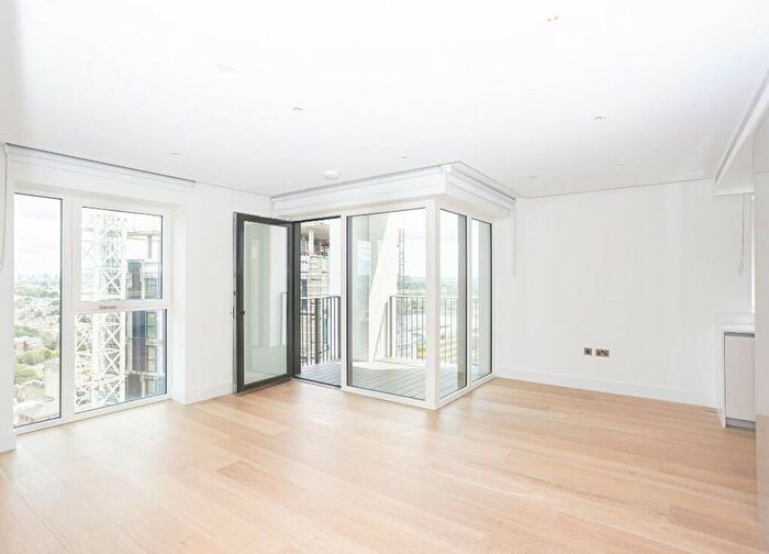3 Bedroom Flat To Rent In Fountain Park Way, London, W12
