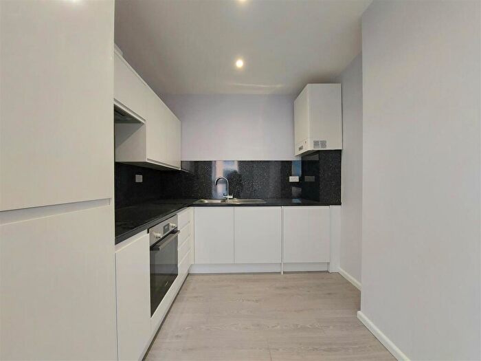 3 Bedroom Apartment To Rent In High Street, Sutton, SM1