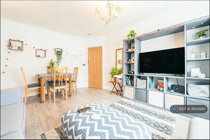 2 Bedroom Flat To Rent In Dorval Manor, Southampton, SO15