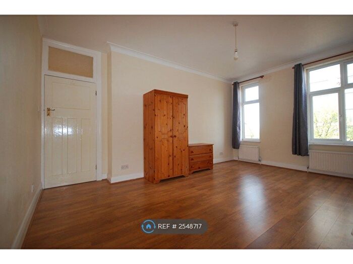 2 Bedroom Flat To Rent In High Road, London, N20