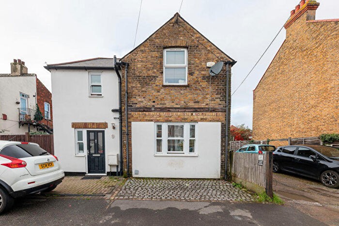 2 Bedroom Detached House For Sale In Woodfield Park Drive, Leigh-On-Sea, SS9