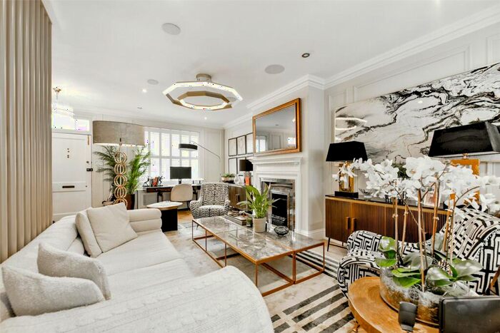 3 Bedroom Terraced House For Sale In Park Street, Windsor, Berkshire, SL4