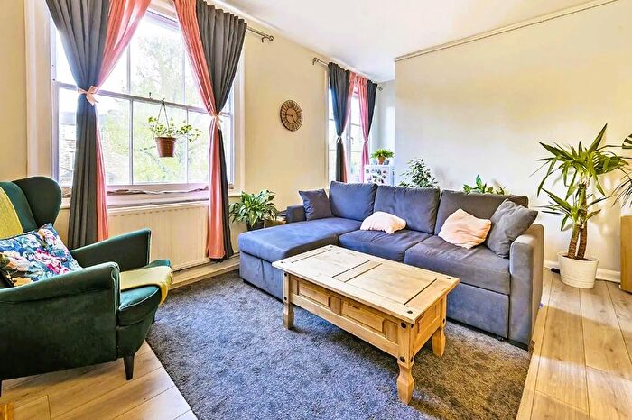 2 Bedroom Flat To Rent In Coningham Road, Shepherds Bush, W12