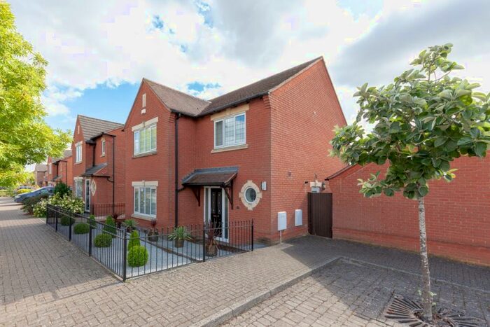 4 Bedroom House To Rent In Lucerne Avenue, Bicester, OX26