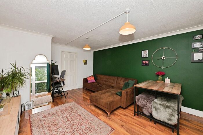 1 Bedroom Flat For Sale In Hillside, Hoddesdon, EN11