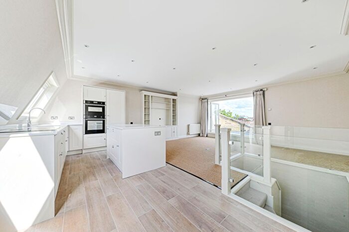 3 Bedroom Flat To Rent In Elm Park Road, London, SW3