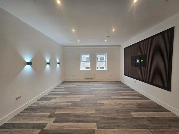 2 Bedroom Property To Rent In Stamford Street, Ashton-Under-Lyne, OL6