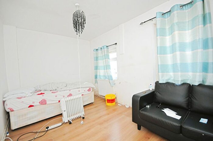 3 Bedroom Flat For Sale In Catford Hill, London, SE6