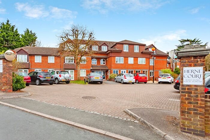 2 Bedroom Flat For Sale In Richfield Road, Bushey, WD23