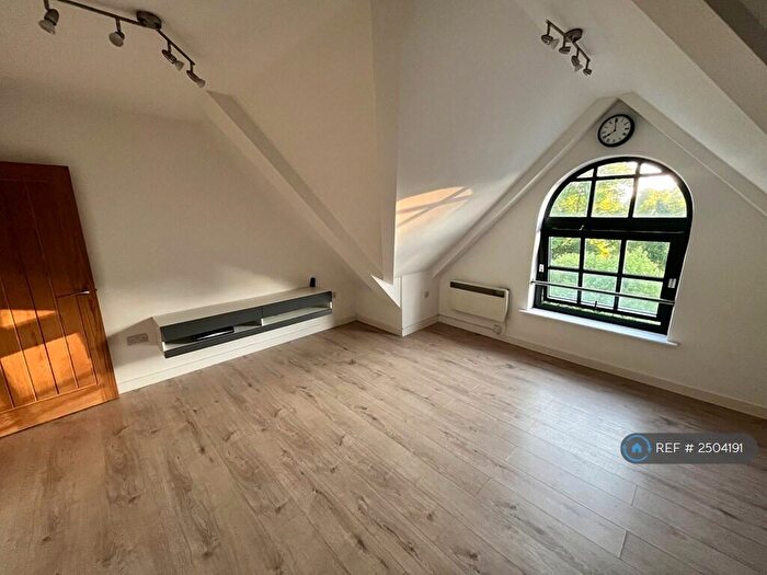 2 Bedroom Flat To Rent In Hampton House, Southampton, SO14