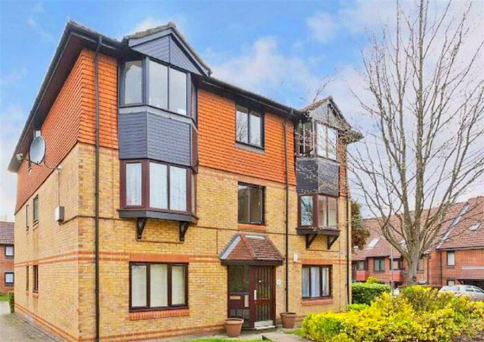 2 Bedroom Flat To Rent In Marlins Close, Sutton, SM1