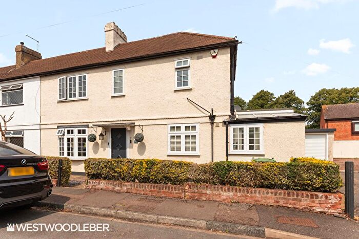 3 Bedroom Semi-Detached House For Sale In Walnut Tree Close, Hoddesdon, EN11