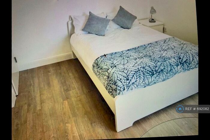 Studio To Rent In Bowes Road, New Southgate, N11