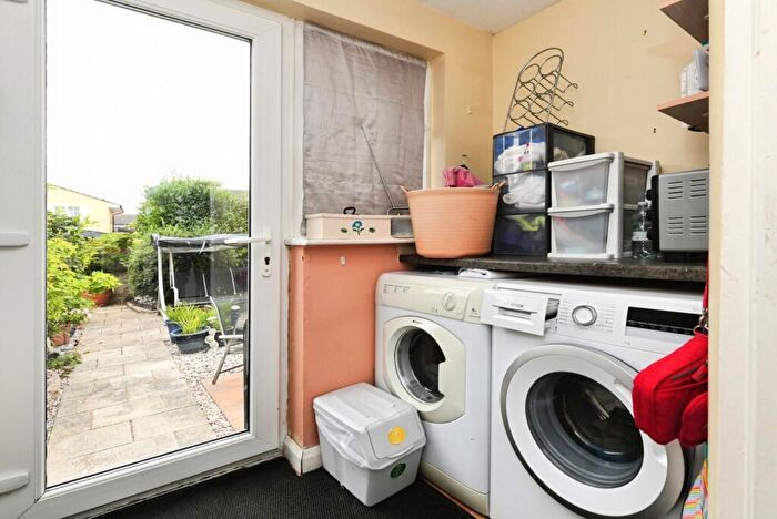 2 Bedroom Bungalow For Sale In Winbrook Close, Rayleigh, Essex, SS6