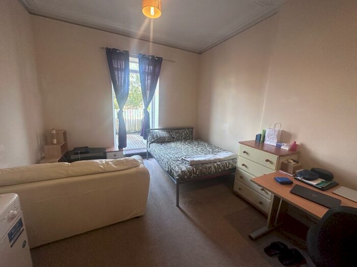 Studio To Rent In Woodland Terrace Flat, PL4