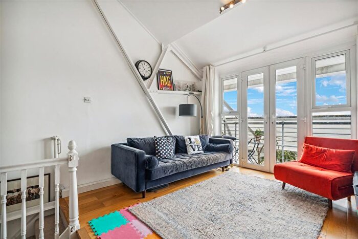 2 Bedroom Flat For Sale In Chiswick High Road, London, W4