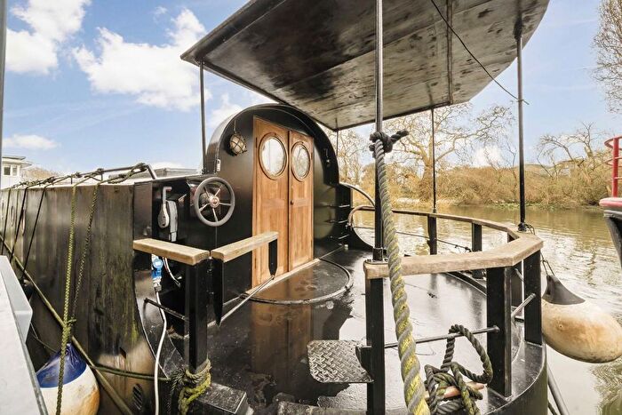 1 Bedroom Houseboat To Rent In The Hollows, Brentford, TW8