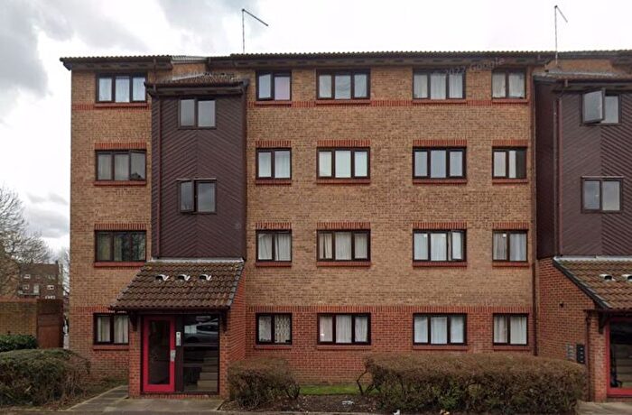 Studio To Rent In Grilse Close, London, N9