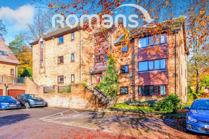 2 Bedroom Flat To Rent In Monmouth Square, Winchester, SO22