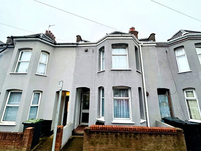 3 Bedroom Terraced House For Sale In Belmont Road, Luton, LU1