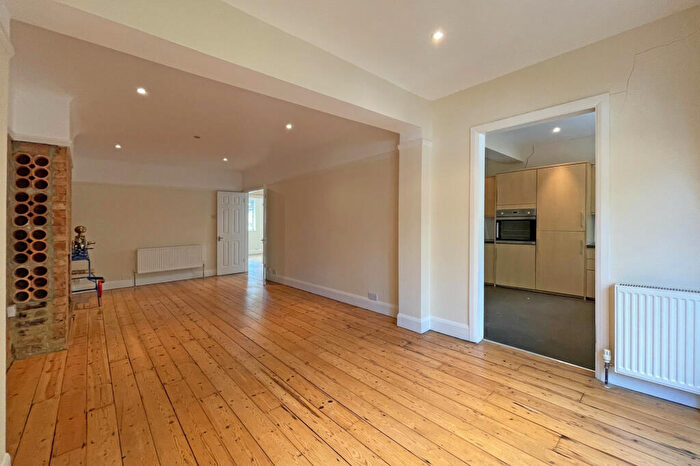 2 Bedroom Bungalow For Sale In Beaufort Way, Ewell, KT17