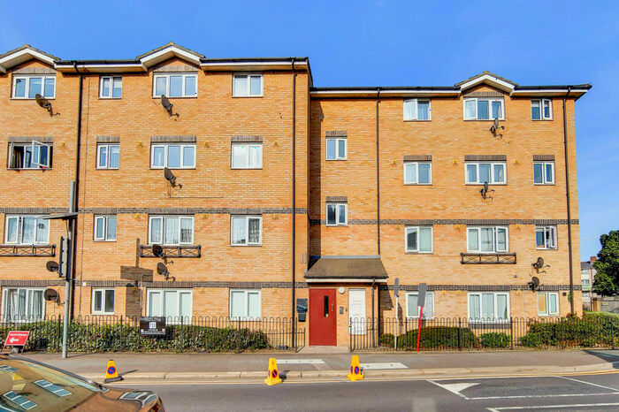 2 Bedroom Apartment To Rent In Royal Connaught Apartments, London, E16